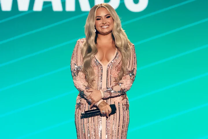 Demi Lovato Has Blonde Hair At Peoples Choice Awards