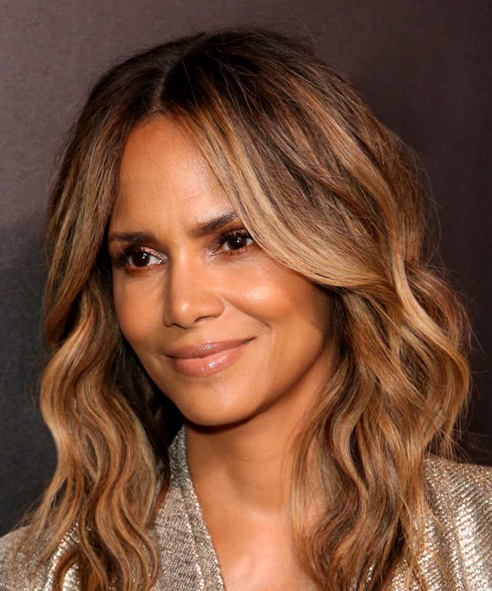 Halle Berry Wears A Short Bob With Bangs To The Oscars