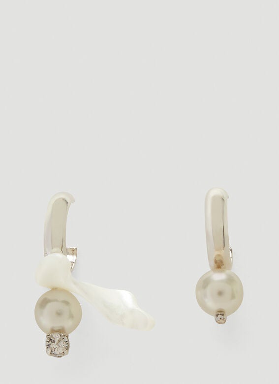 Simone Rocha + Mismatched Mother-Of-Pearl Hoop Earrings in Silver