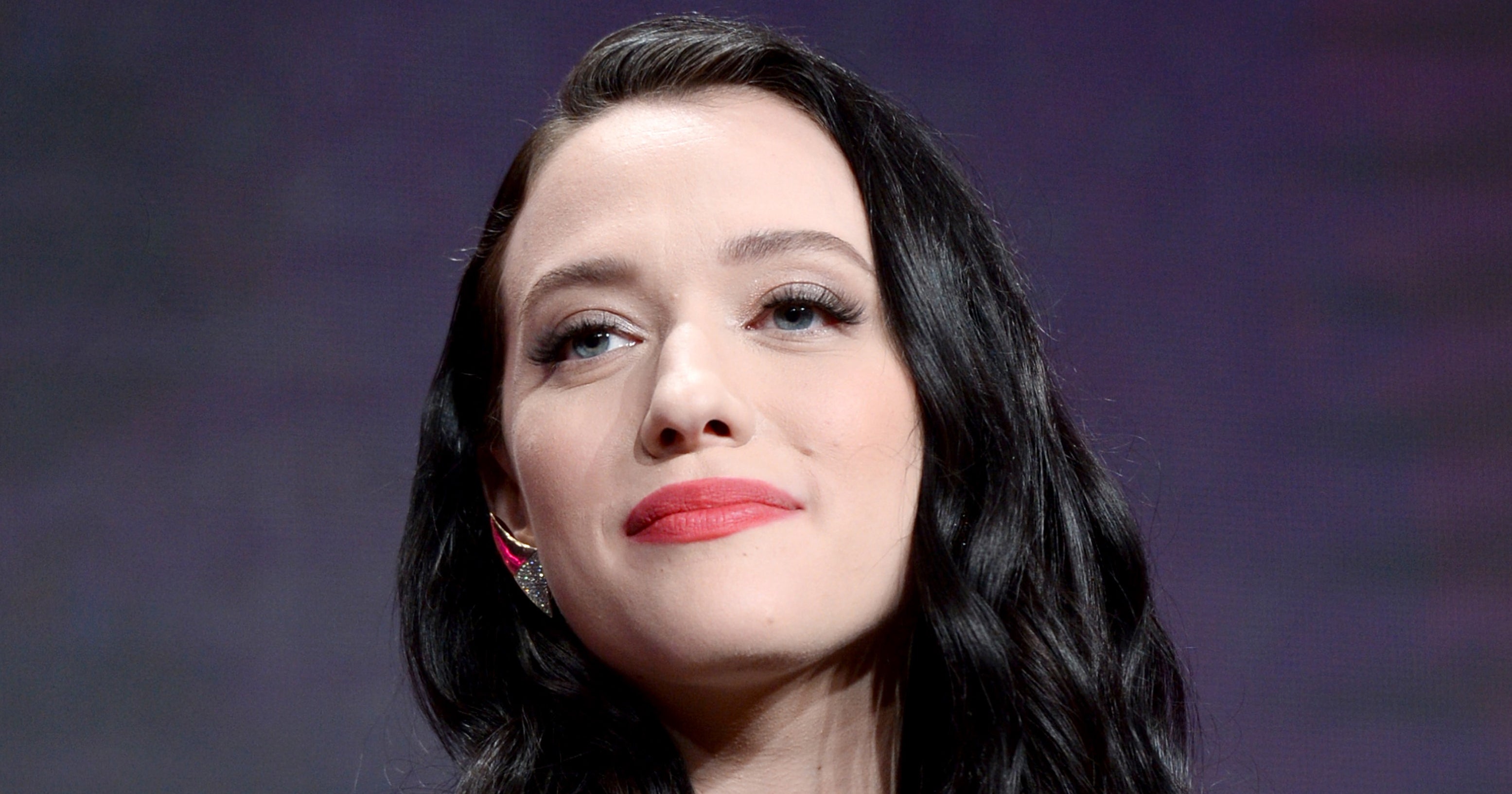 Kat Dennings Three Stone Engagement Ring Is A Stunner Gossip Timelines