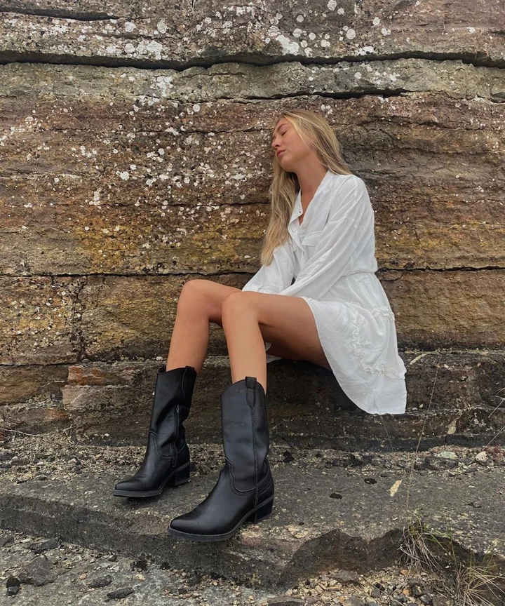 How to Style High Boots for Spring 2022  One Pair of Tall Boots: 10 Spring  Outfit Ideas 