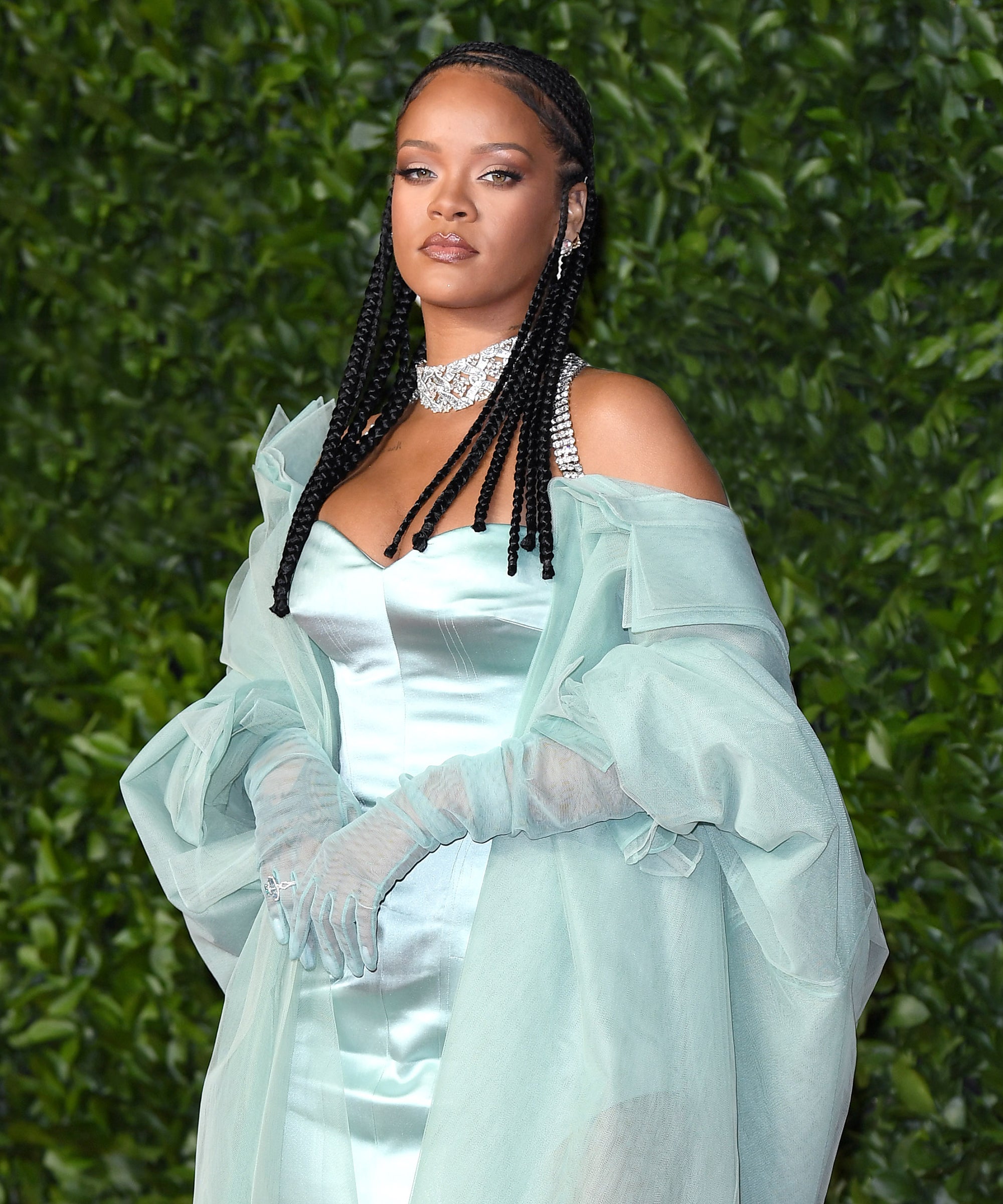 People Are Getting Emotional Over Rihanna's Decision Not To Ignore The Fact  That Men Come In Different Sizes And Shapes