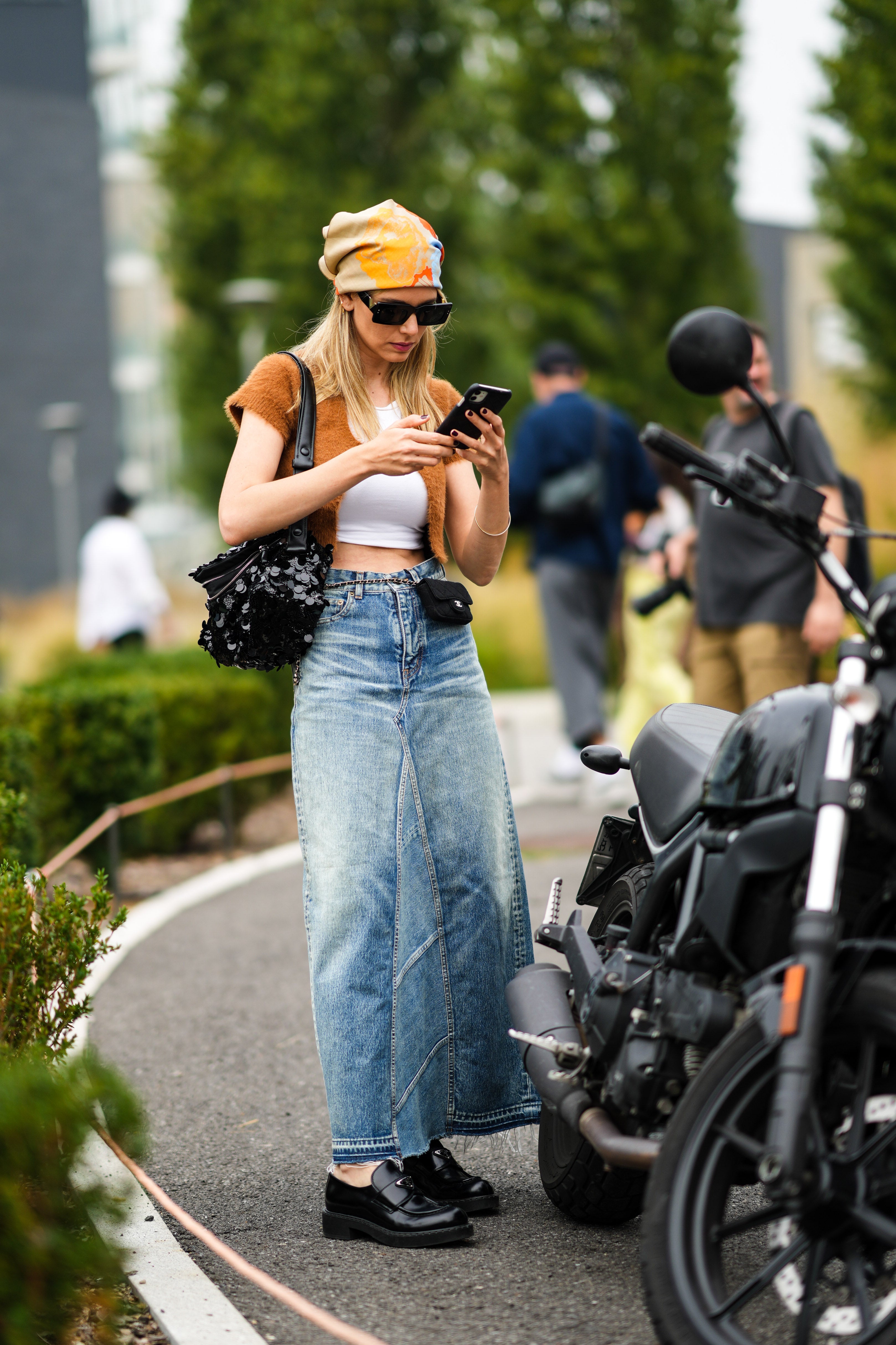 20 Best Outfit Ideas for How to Wear a Denim Skirt - Be So You