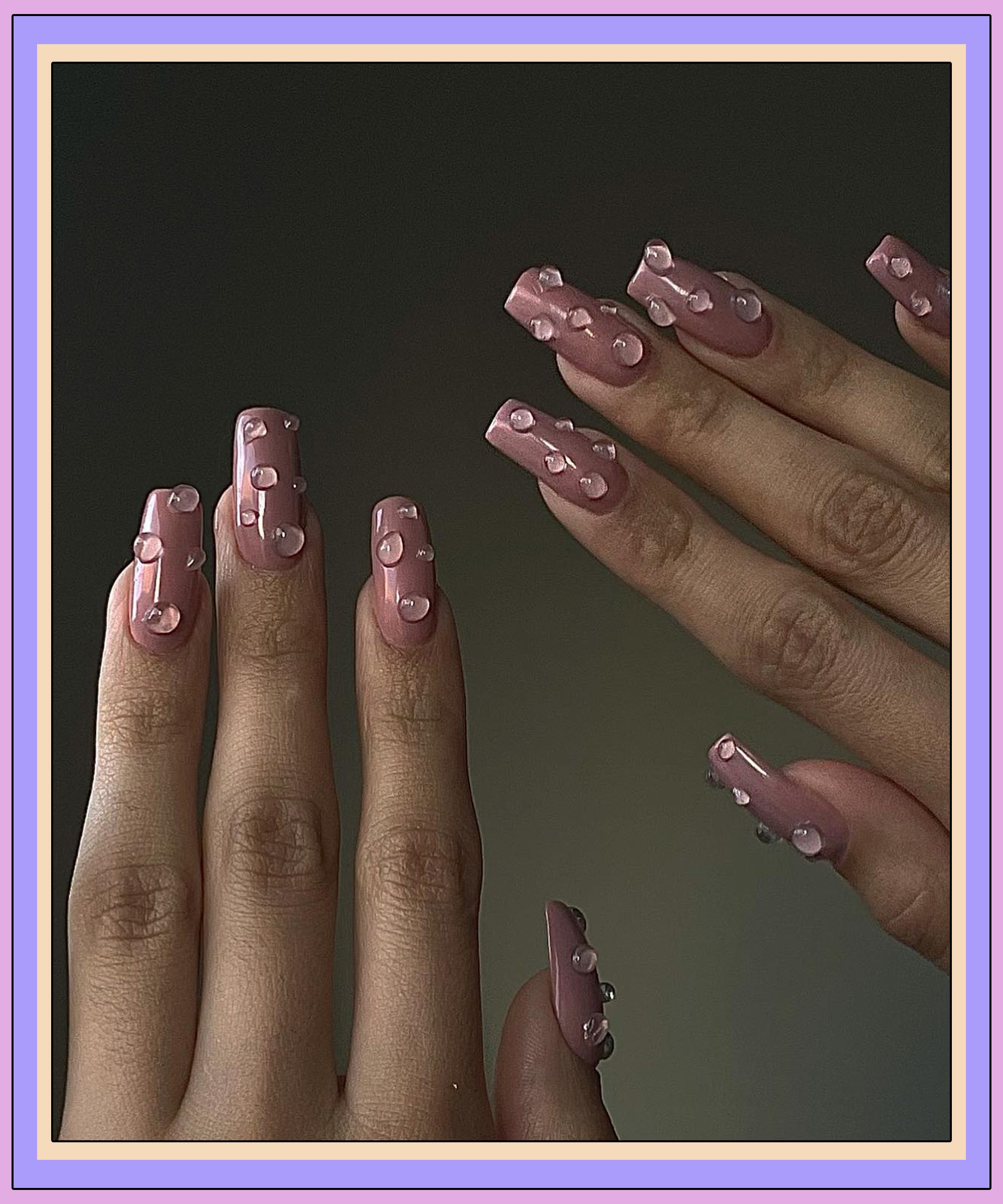 Xu hướng nail art giọt nước 3D - Những giọt nước 3D được tạo ra bằng các hạt dẻo ở trên móng tay sẽ tạo ra một sự khác biệt mới trong nail art. Nó là xu hướng mới nhất và được người tiêu dùng yêu thích tại khắp thế giới. Hãy tham gia trào lưu này với những người thợ chuyên nghiệp nhất tại salon của chúng tôi.