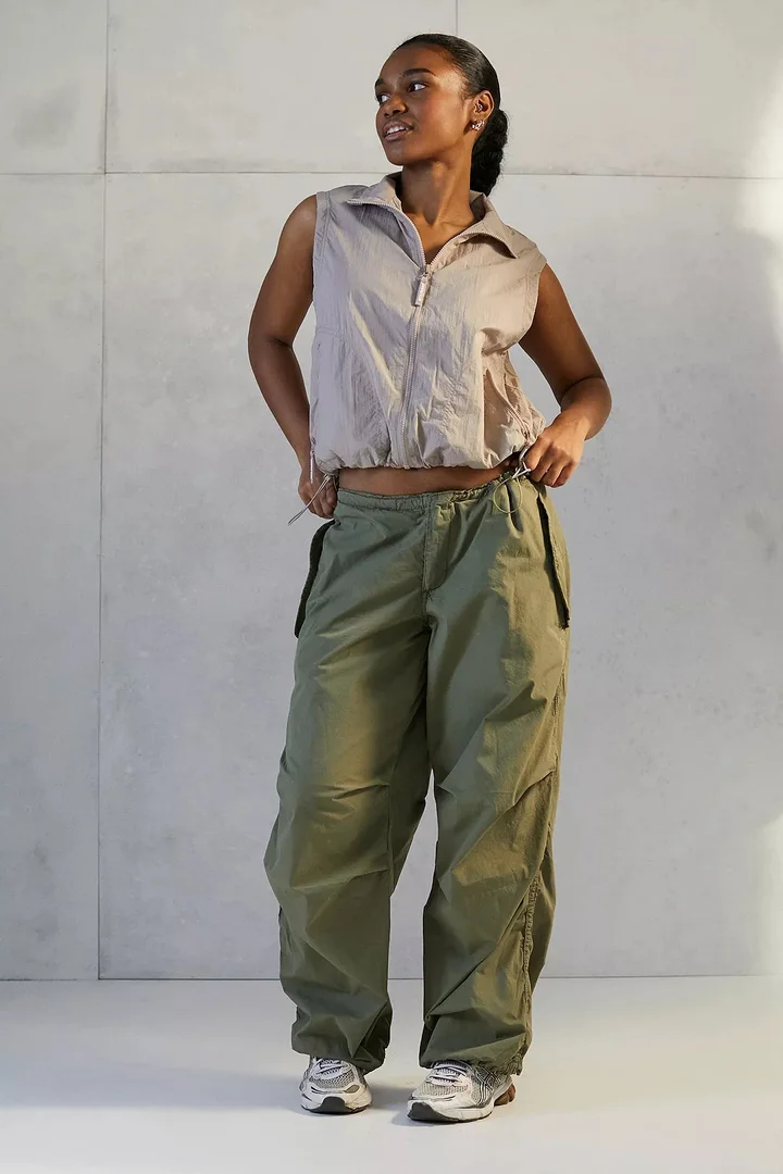 White Athletic Shoes with Khaki Cargo Pants Outfits (11 ideas & outfits)