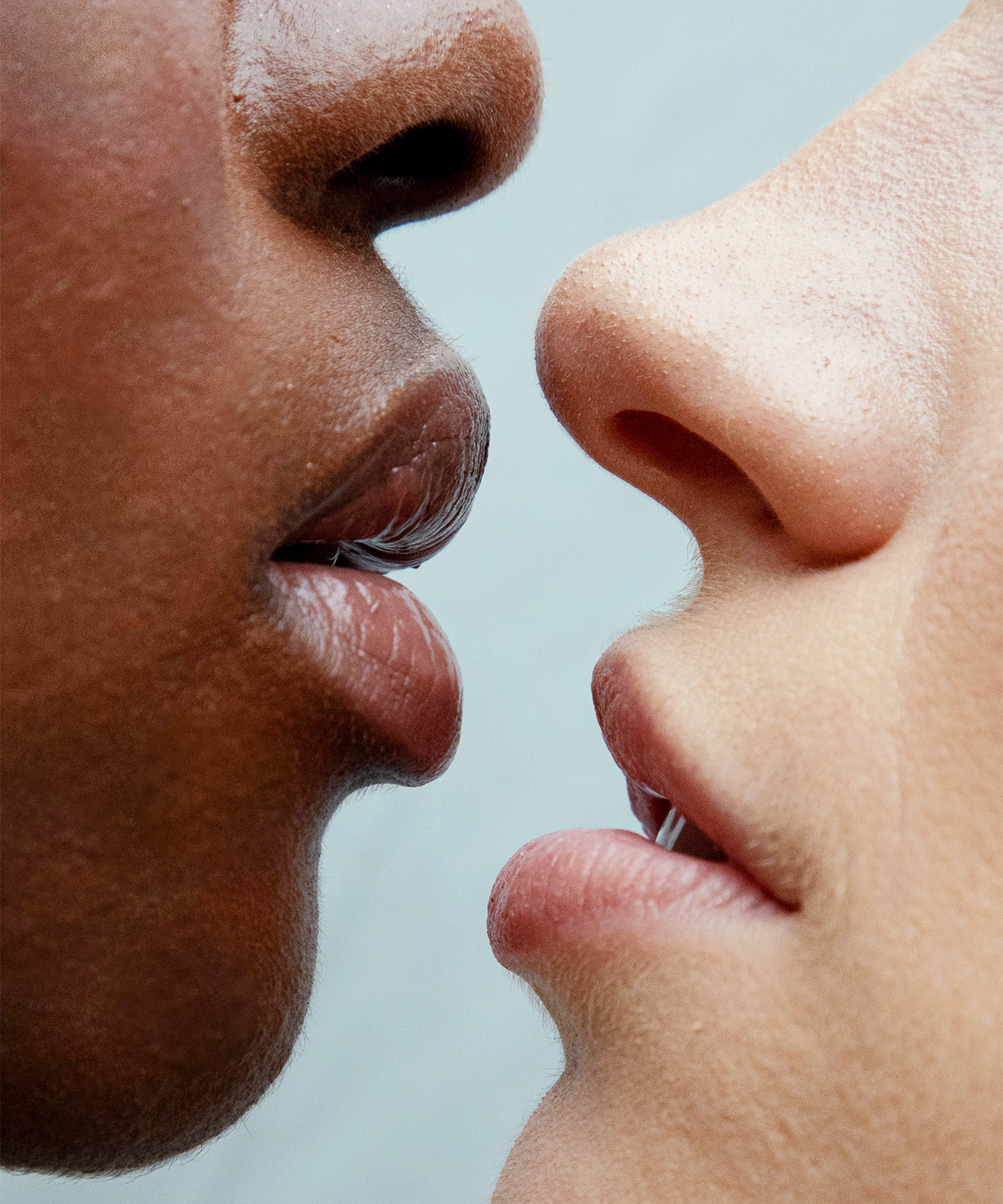 First Date Kiss: Pros and Cons