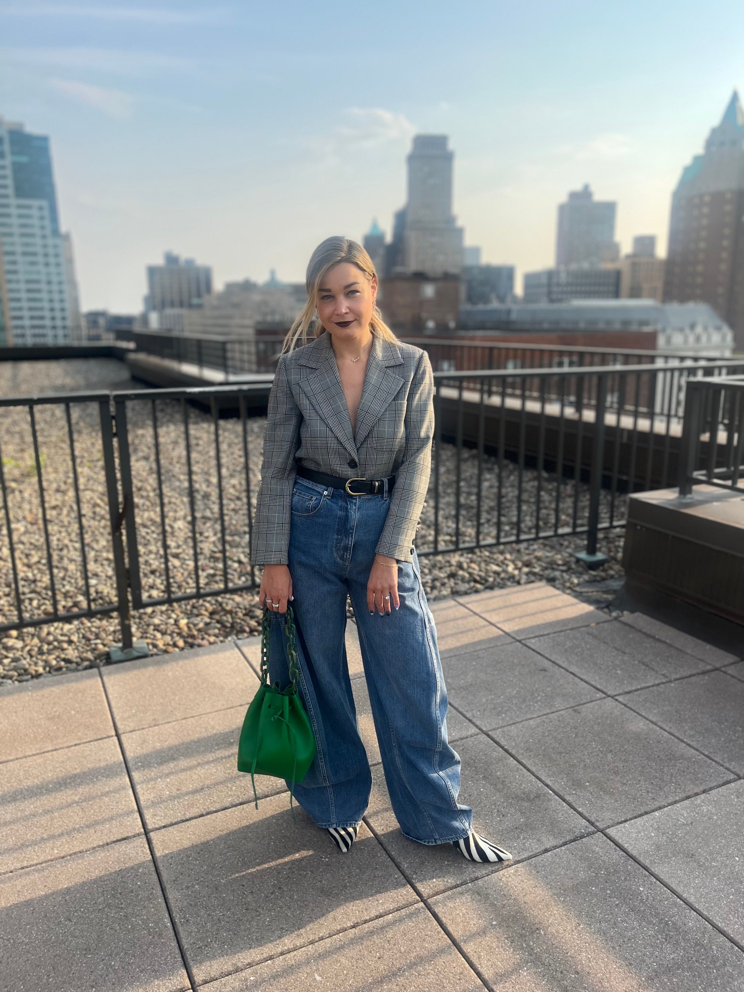 Street Style: 90's Straight Leg Jeans  Outfit with flare jeans, Denim pants  fashion, Flare jeans outfit