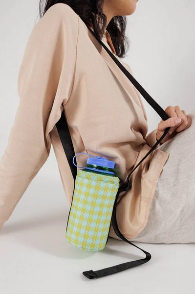 Water bottle outlet sling bag