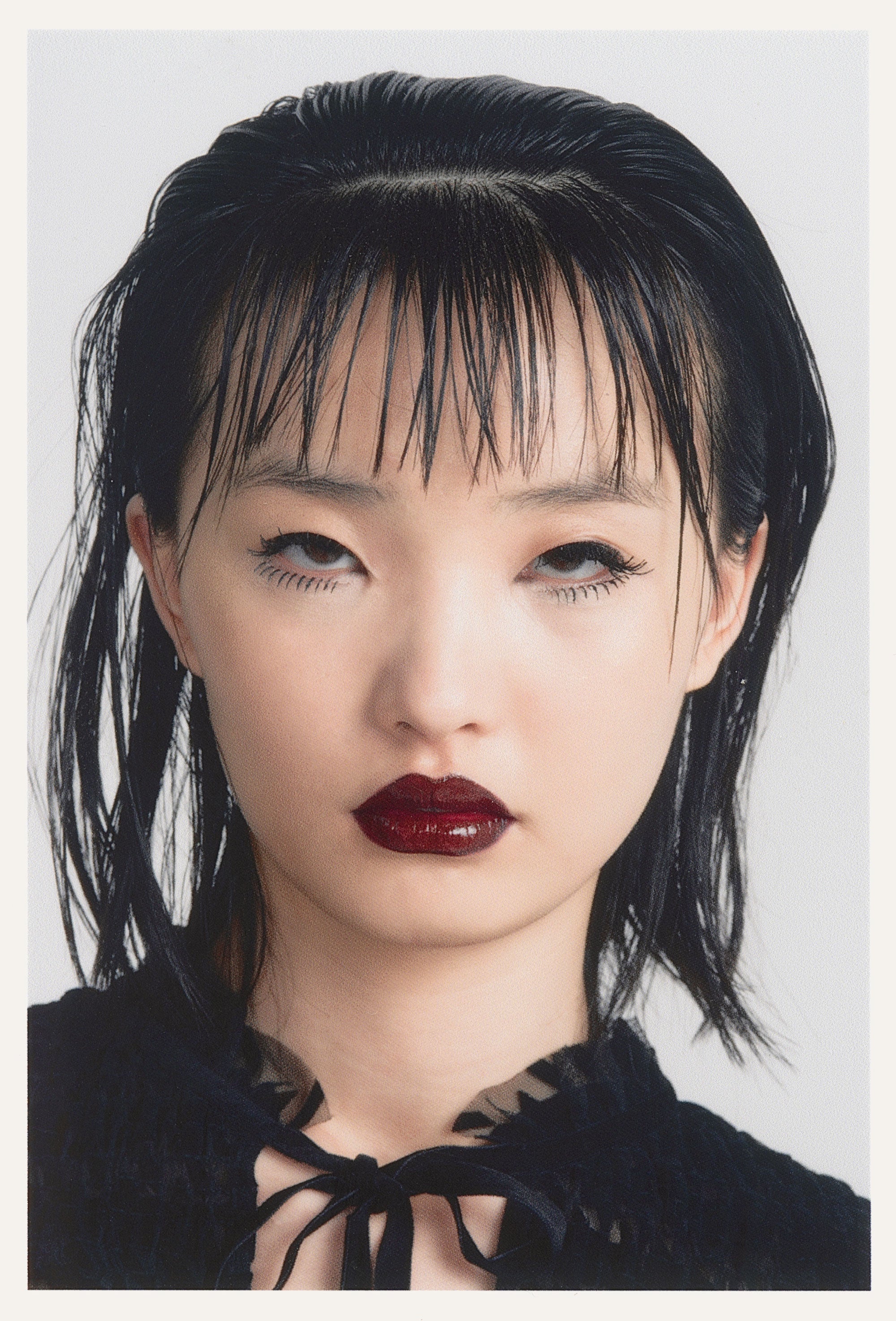 Modern Emo Makeup Looks 2021: Glossy Eye, Wet Look Hair
