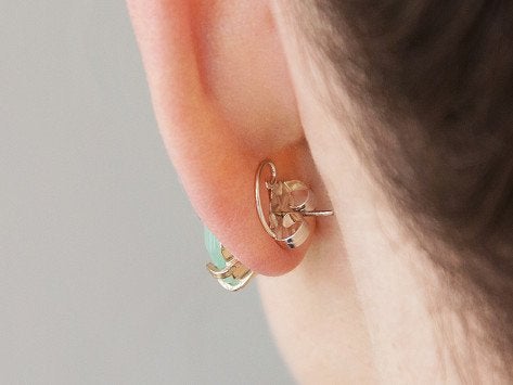 Game-changing hack makes heavy earrings more comfortable | This hack will  make wearing heavy earrings a breeze! 🙌✨ Check out more beauty on ITK:  https://bit.ly/363uUkc | By In The Know Beauty |