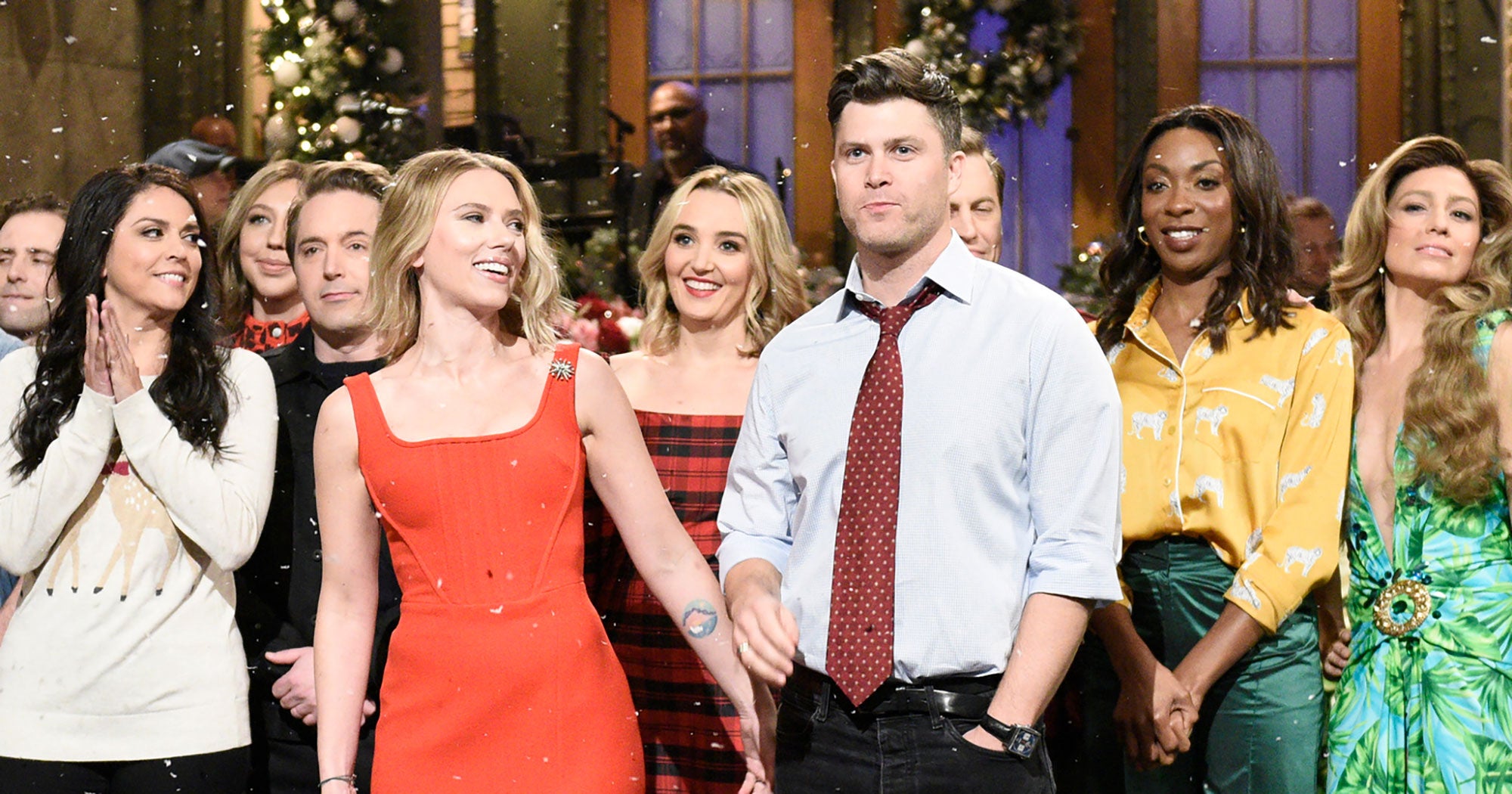 Holiday монолог. Scarlett Johansson SNL. Colin Jost and Scarlett Johansson SNL. Scarlett Johansson SNL 2023. Скарлетт Йоханссон Saturday Night.