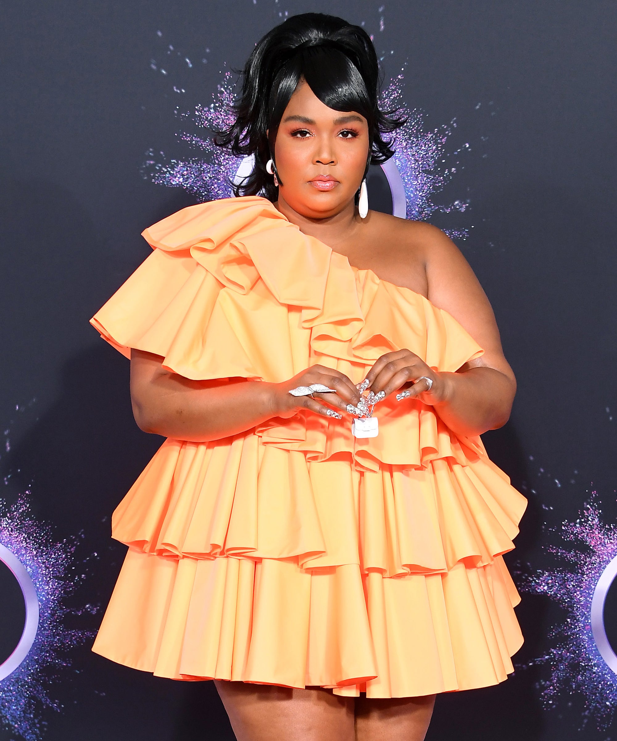 Lizzo shows off a tiny purse at the AMAs | wzzm13.com
