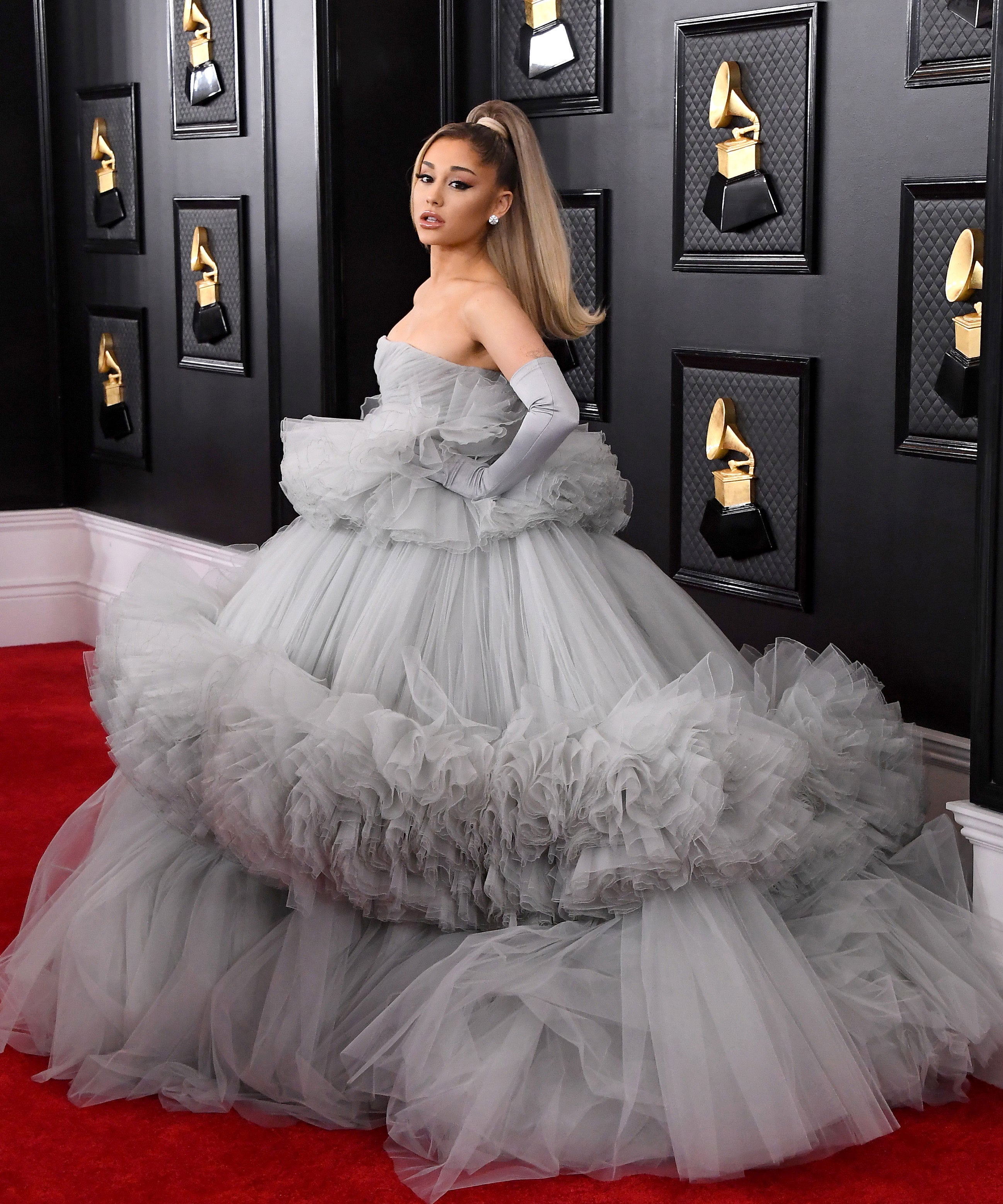 verdrietig Champagne stof in de ogen gooien Ariana Grande Cinderella Grammys Dress Is 20 Feet Wide