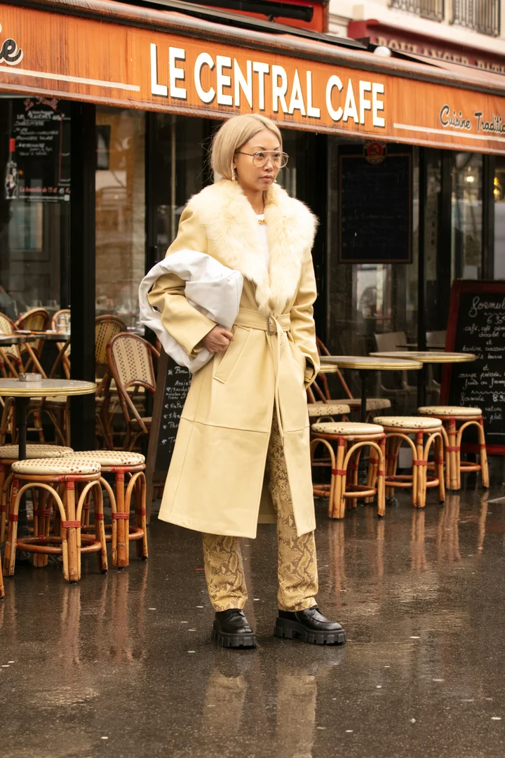 Streetstyle: Tweedmantel, Leder Culottes und Louis Vuitton