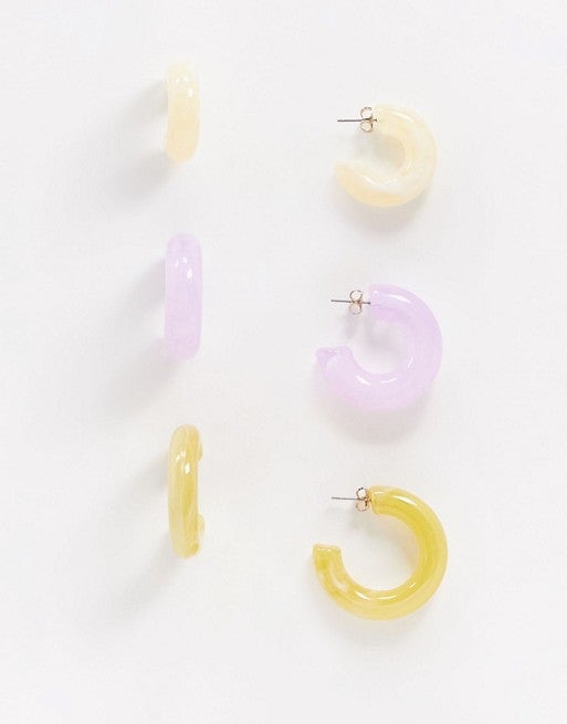 Monki 4 pack plastic rings in multi