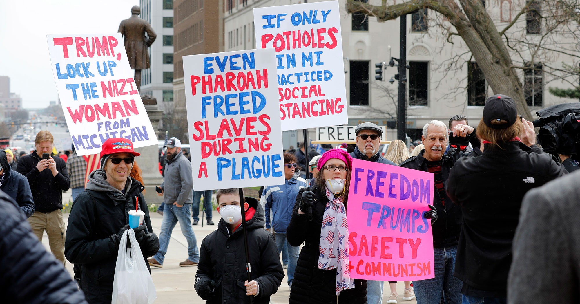 michigan-protesters-with-guns-aren-t-social-distancing