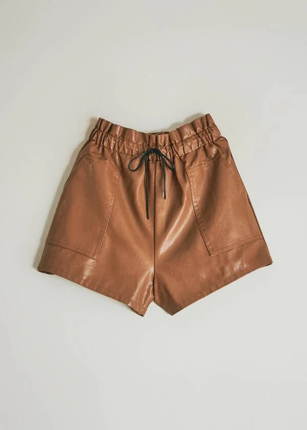 15 Ways to Style Leather Shorts Outfits All Year
